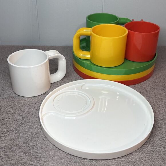 Vintage Set of 4 Plates & Mugs Ingrid Snax Stackable Plastic Melamine Cups MCM - Picture 3 of 7